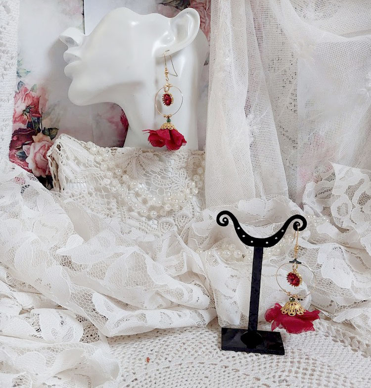 Boucles d'oreilles créoles dorées, fleurs rouges et cristaux Swarovski.