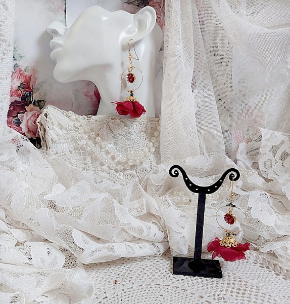 Boucles d'oreilles créoles dorées, fleurs rouges et cristaux Swarovski.