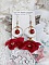 Boucles d'oreilles créoles dorées avec fleurs rouges et cristaux.