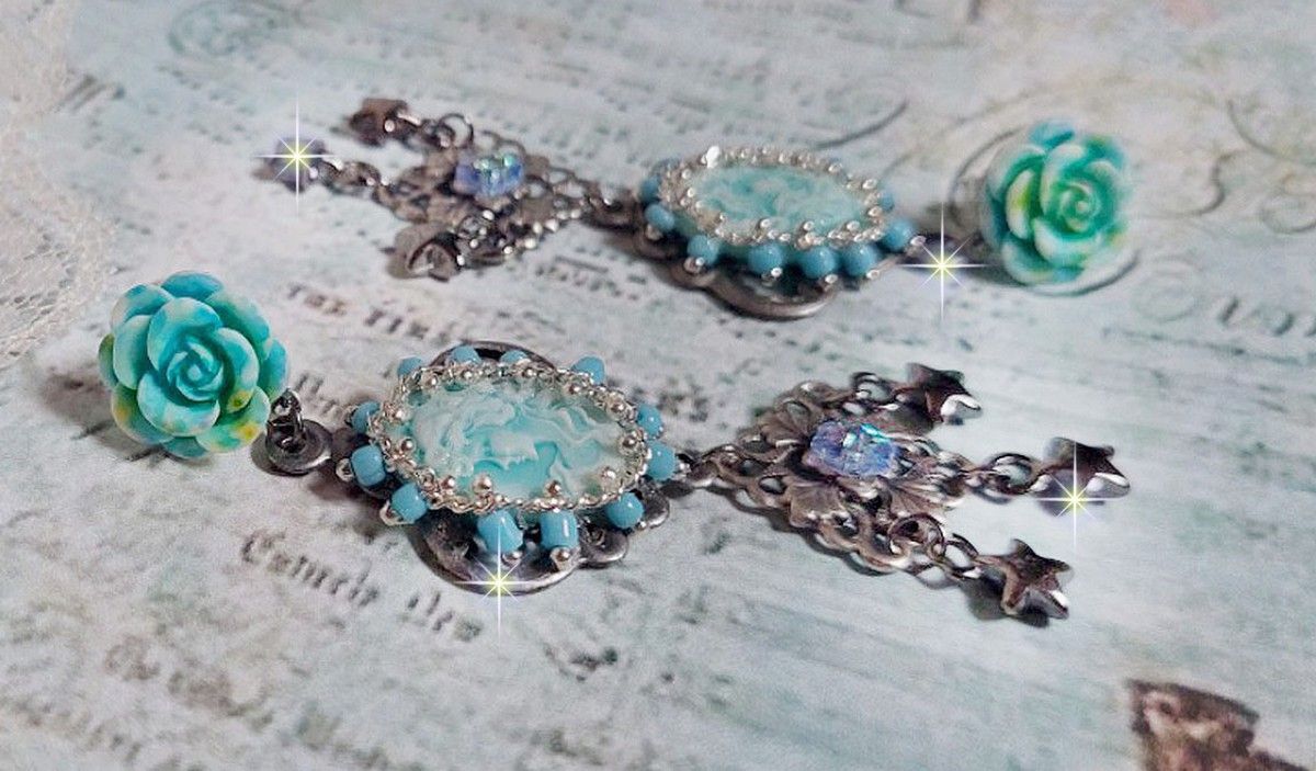 Boucles d'oreilles artisanales avec camées turquoise et cristaux scintillants.