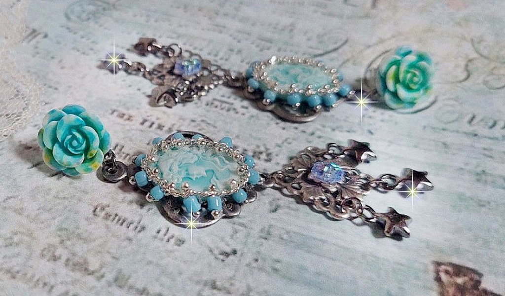 Boucles d'oreilles artisanales avec camées turquoise et cristaux scintillants.