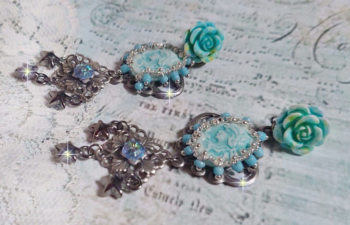 Boucles d'oreilles artisanales bleues avec camées et cristaux.