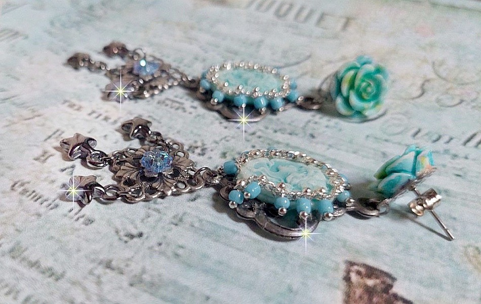Boucles d'oreilles artisanales avec camées turquoise et cristaux bleus.