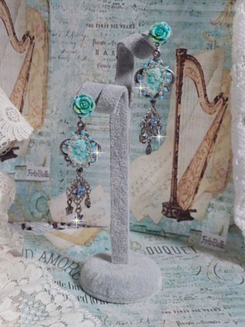 Boucles d'oreilles artisanales bleues avec camés et cristaux.