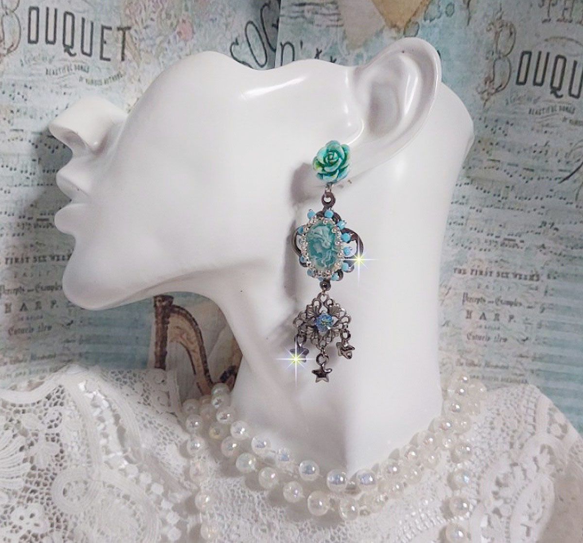 Boucles d'oreilles artisanales bleues avec camées et cristaux.