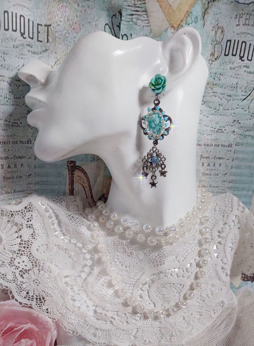 Boucles d'oreilles artisanales bleues avec camées et cristaux.