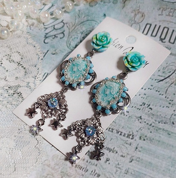 Boucles d'oreilles artisanales bleues avec camées et cristaux.