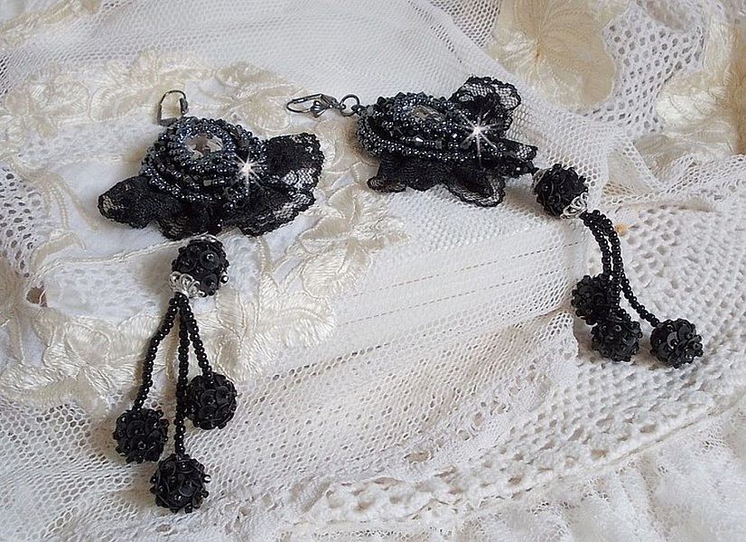 BO Tenue de Soir&eacute;e brod&eacute;es avec des cristaux de Swarovski, une dentelle noire tr&egrave;s ancienne, perles rondes tiss&eacute;es avec des paillettes et des rocailles