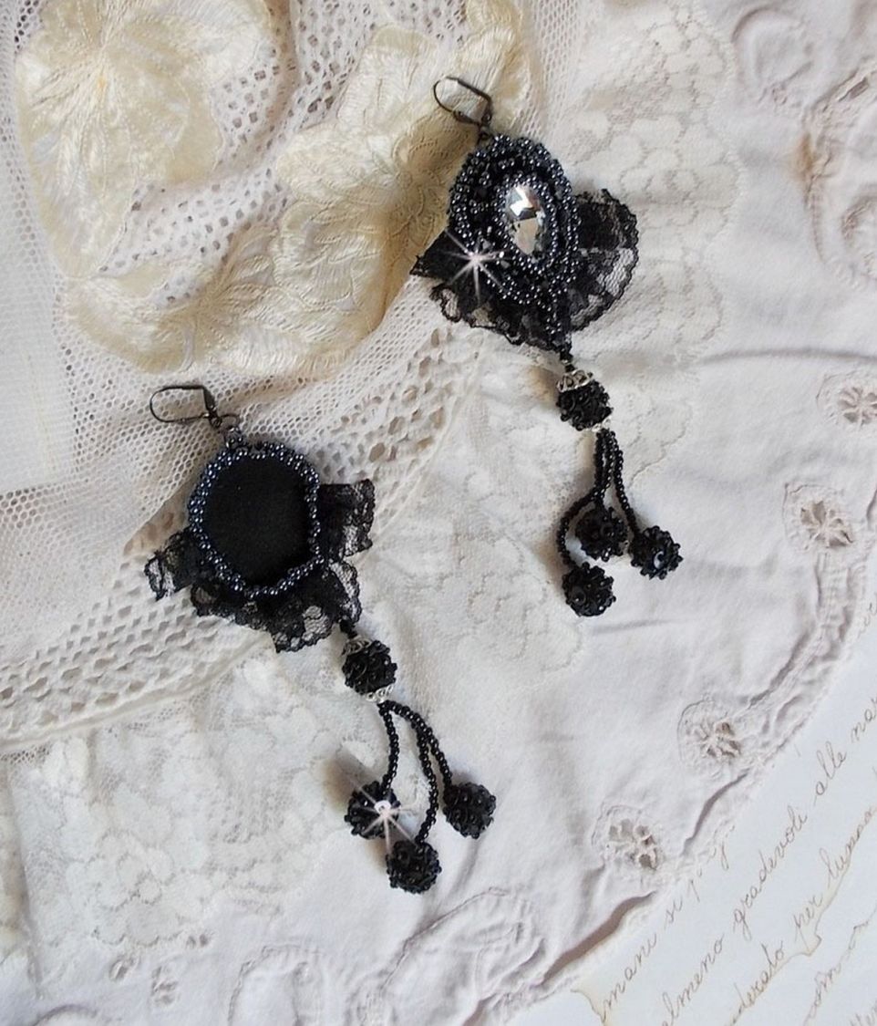 BO Tenue de Soir&eacute;e brod&eacute;es avec des cristaux de Swarovski, une dentelle noire tr&egrave;s ancienne, perles rondes tiss&eacute;es avec des paillettes et des rocailles