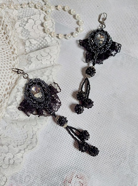 BO Tenue de Soir&eacute;e brod&eacute;es avec des cristaux de Swarovski, une dentelle noire tr&egrave;s ancienne, perles rondes tiss&eacute;es avec des paillettes et des rocailles