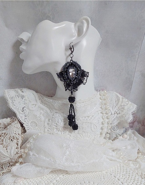 BO Tenue de Soir&eacute;e brod&eacute;es avec des cristaux de Swarovski, une dentelle noire tr&egrave;s ancienne, perles rondes tiss&eacute;es avec des paillettes et des rocailles