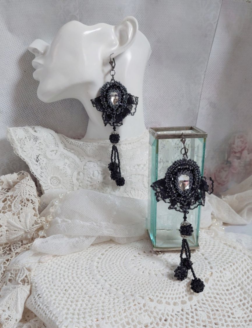 BO Tenue de Soir&eacute;e brod&eacute;es avec des cristaux de Swarovski, une dentelle noire tr&egrave;s ancienne, perles rondes tiss&eacute;es avec des paillettes et des rocailles