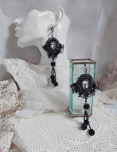 BO Tenue de Soir&eacute;e brod&eacute;es avec des cristaux de Swarovski, une dentelle noire tr&egrave;s ancienne, perles rondes tiss&eacute;es avec des paillettes et des rocailles