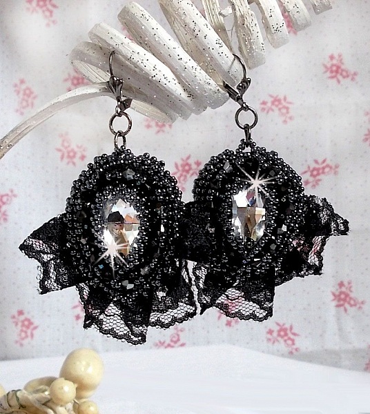BO Tenue de Soir&eacute;e brod&eacute;es avec des cristaux de Swarovski, une dentelle noire tr&egrave;s ancienne, perles rondes tiss&eacute;es avec des paillettes et des rocailles