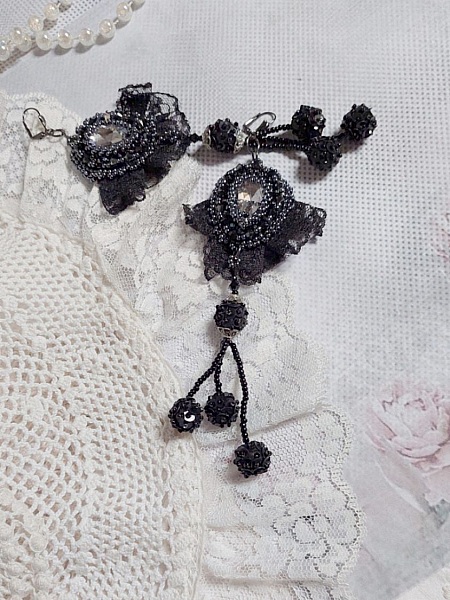 BO Tenue de Soir&eacute;e brod&eacute;es avec des cristaux de Swarovski, une dentelle noire tr&egrave;s ancienne, perles rondes tiss&eacute;es avec des paillettes et des rocailles