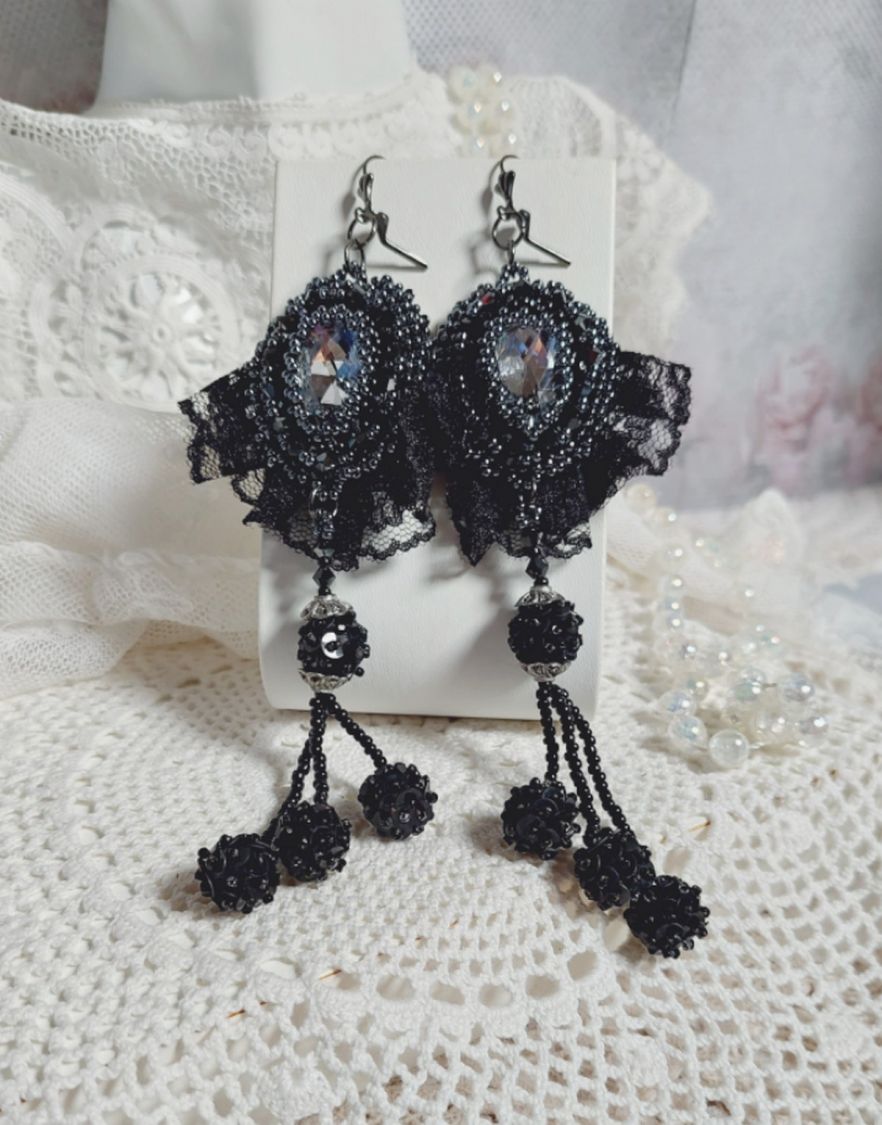 BO Tenue de Soir&eacute;e brod&eacute;es avec des cristaux de Swarovski, une dentelle noire tr&egrave;s ancienne, perles rondes tiss&eacute;es avec des paillettes et des rocailles