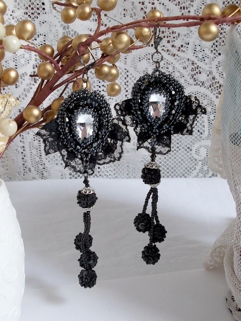 BO Tenue de Soir&eacute;e brod&eacute;es avec des cristaux de Swarovski, une dentelle noire tr&egrave;s ancienne, perles rondes tiss&eacute;es avec des paillettes et des rocailles