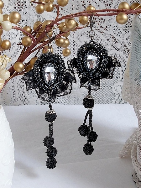 BO Tenue de Soir&eacute;e brod&eacute;es avec des cristaux de Swarovski, une dentelle noire tr&egrave;s ancienne, perles rondes tiss&eacute;es avec des paillettes et des rocailles