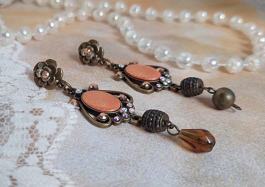 BO Terra Cotta cr&eacute;&eacute;es avec des cabochons en porcelaine de couleur terre avec des cristaux sur pendentif Bronze en m&eacute;tal et laiton 