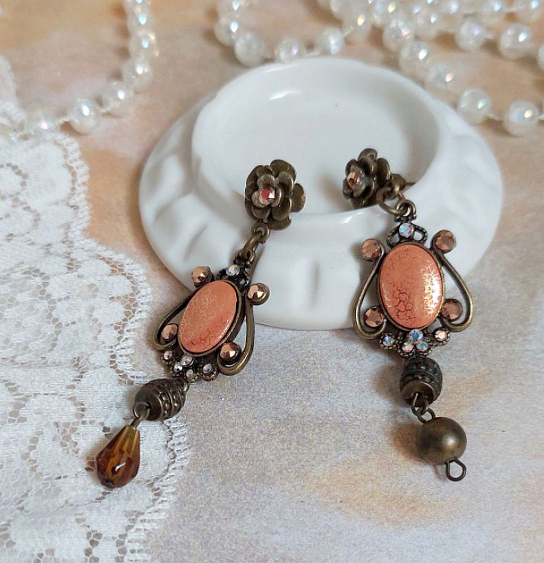 BO Terra Cotta cr&eacute;&eacute;es avec des cabochons en porcelaine de couleur terre avec des cristaux sur pendentif Bronze en m&eacute;tal et laiton 