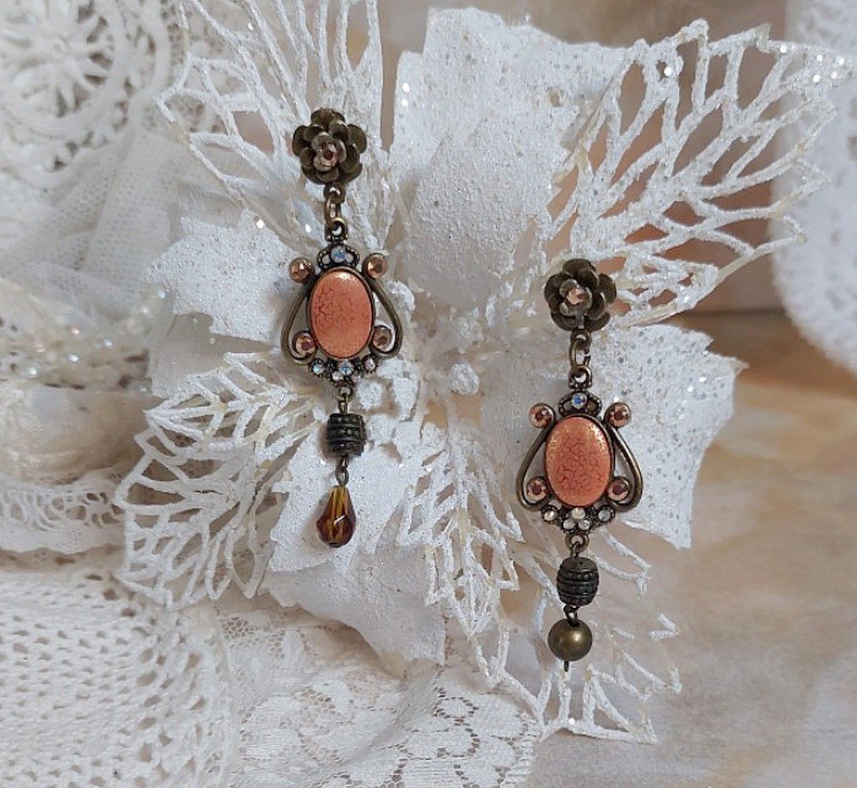 BO Terra Cotta cr&eacute;&eacute;es avec des cabochons en porcelaine de couleur terre avec des cristaux sur pendentif Bronze en m&eacute;tal et laiton 