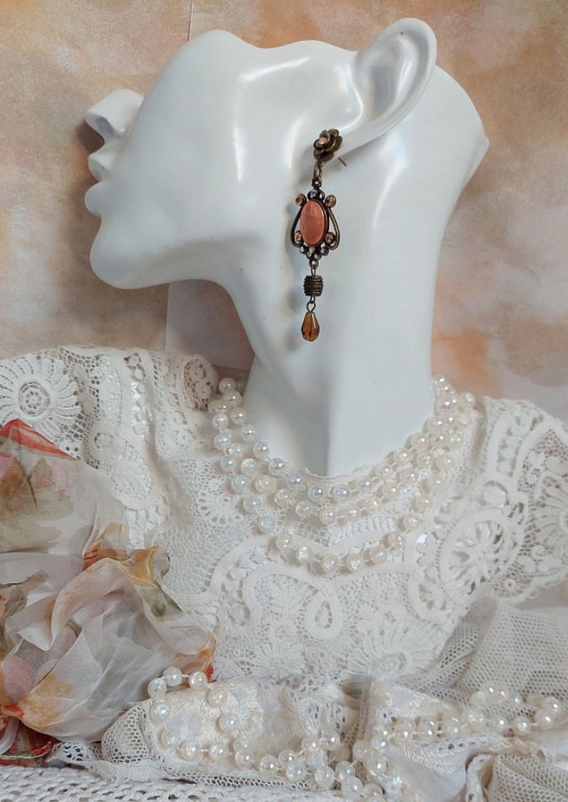 BO Terra Cotta cr&eacute;&eacute;es avec des cabochons en porcelaine de couleur terre avec des cristaux sur pendentif Bronze en m&eacute;tal et laiton 