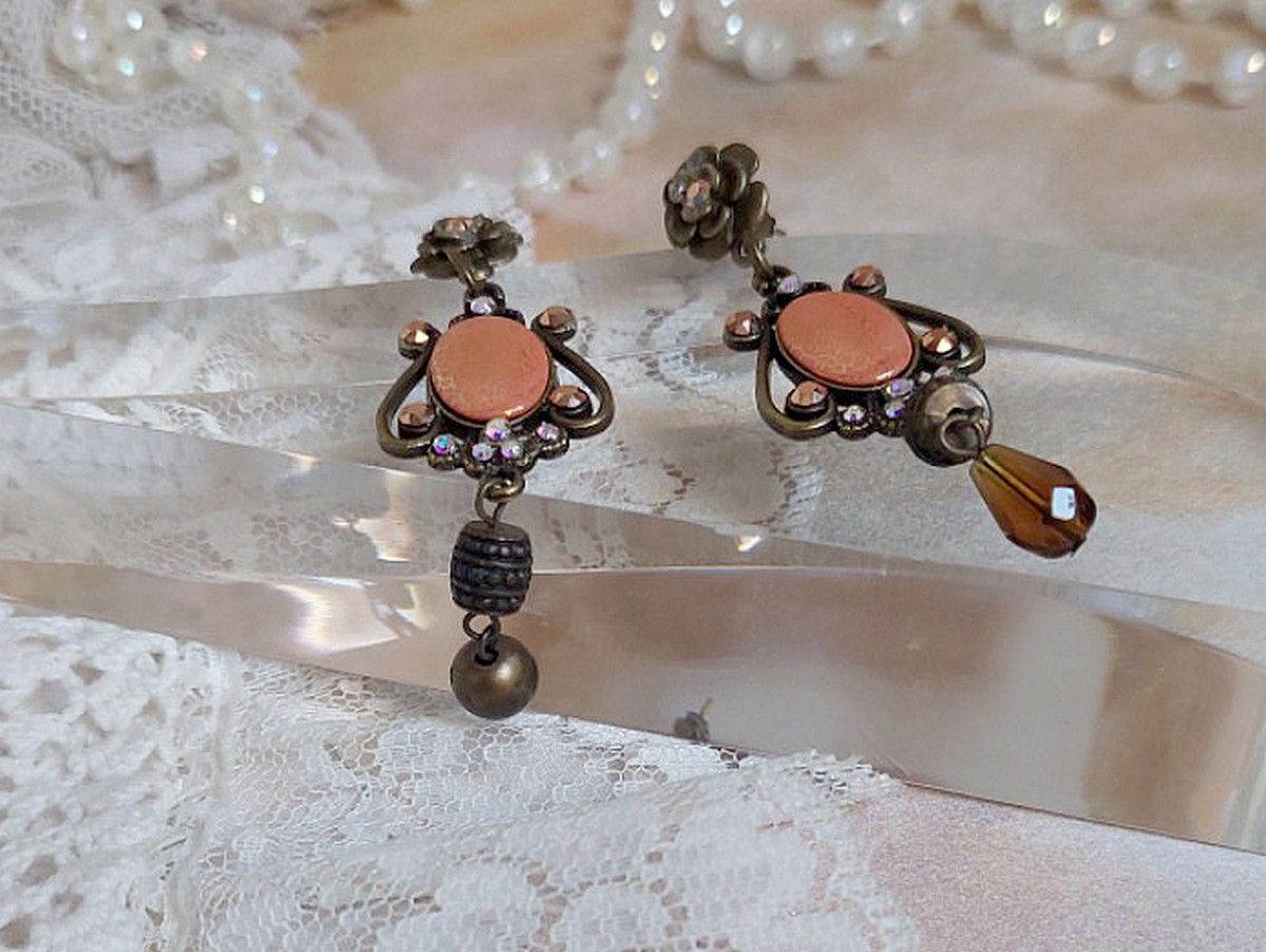 BO Terra Cotta cr&eacute;&eacute;es avec des cabochons en porcelaine de couleur terre avec des cristaux sur pendentif Bronze en m&eacute;tal et laiton 