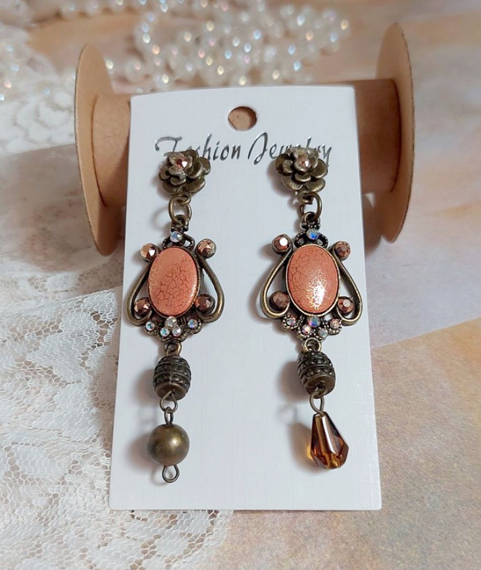 BO Terra Cotta cr&eacute;&eacute;es avec des cabochons en porcelaine de couleur terre avec des cristaux sur pendentif Bronze en m&eacute;tal et laiton 