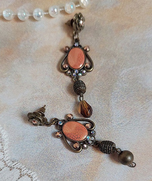 BO Terra Cotta cr&eacute;&eacute;es avec des cabochons en porcelaine de couleur terre avec des cristaux sur pendentif Bronze en m&eacute;tal et laiton 