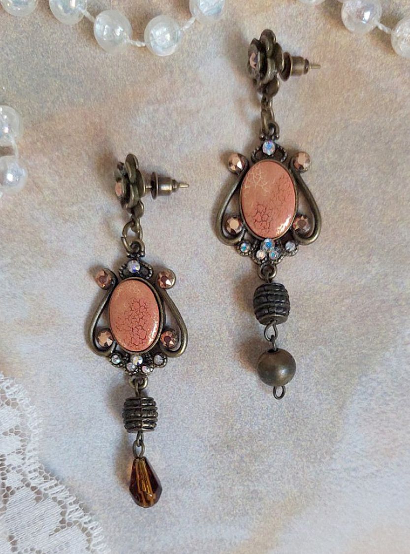 BO Terra Cotta cr&eacute;&eacute;es avec des cabochons en porcelaine de couleur terre avec des cristaux sur pendentif Bronze en m&eacute;tal et laiton 