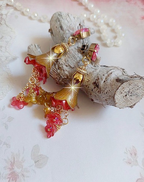 BO Tourbillons de Fleurs cr&eacute;&eacute;es avec clochettes, calottes plaqu&eacute;es or et cabochons en cristal