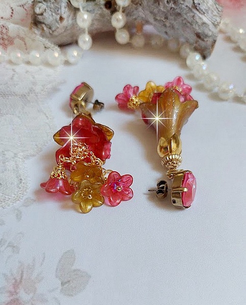 BO Tourbillons de Fleurs cr&eacute;&eacute;es avec clochettes, calottes plaqu&eacute;es or et cabochons en cristal