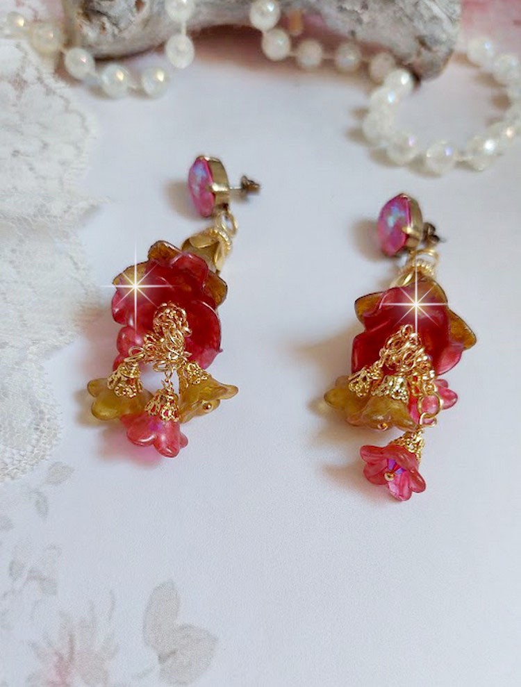 BO Tourbillons de Fleurs cr&eacute;&eacute;es avec clochettes, calottes plaqu&eacute;es or et cabochons en cristal