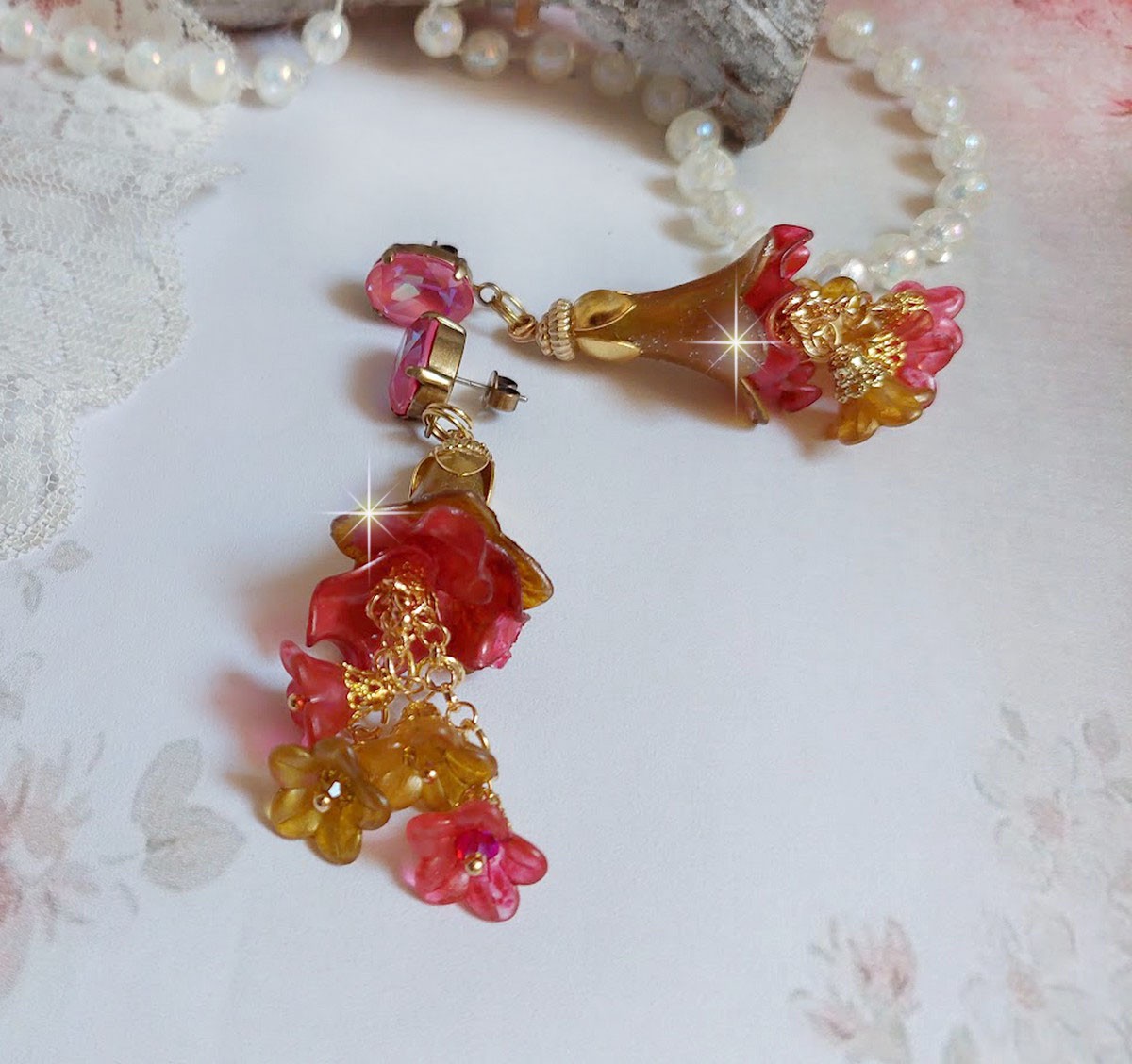 BO Tourbillons de Fleurs cr&eacute;&eacute;es avec clochettes, calottes plaqu&eacute;es or et cabochons en cristal