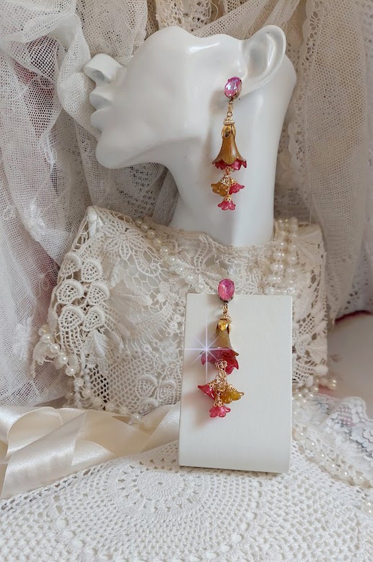 BO Tourbillons de Fleurs cr&eacute;&eacute;es avec clochettes, calottes plaqu&eacute;es or et cabochons en cristal