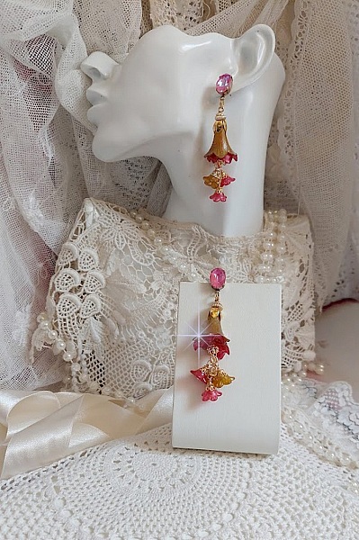 BO Tourbillons de Fleurs cr&eacute;&eacute;es avec clochettes, calottes plaqu&eacute;es or et cabochons en cristal