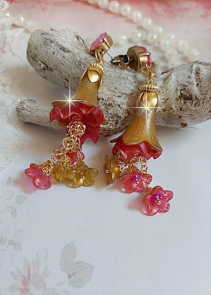 BO Tourbillons de Fleurs cr&eacute;&eacute;es avec clochettes, calottes plaqu&eacute;es or et cabochons en cristal