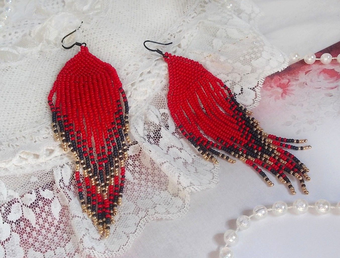 Boucles d'oreilles artisanales en perles rouges, bleues et dorées.