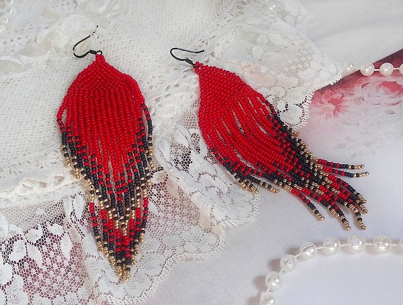 Boucles d'oreilles artisanales en perles rouges, bleues et dorées.