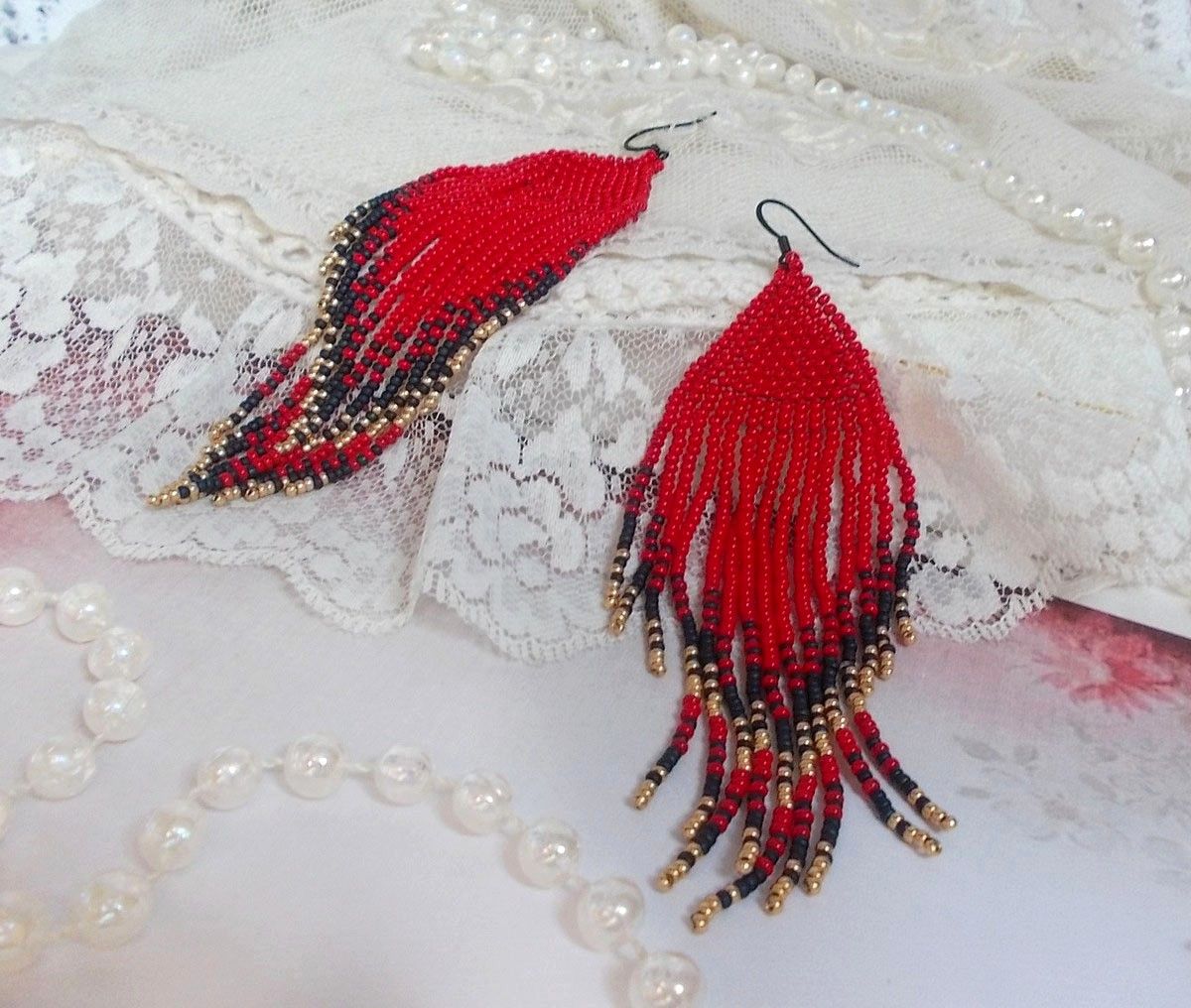 Boucles d'oreilles artisanales en perles rouges, bleues et dorées.