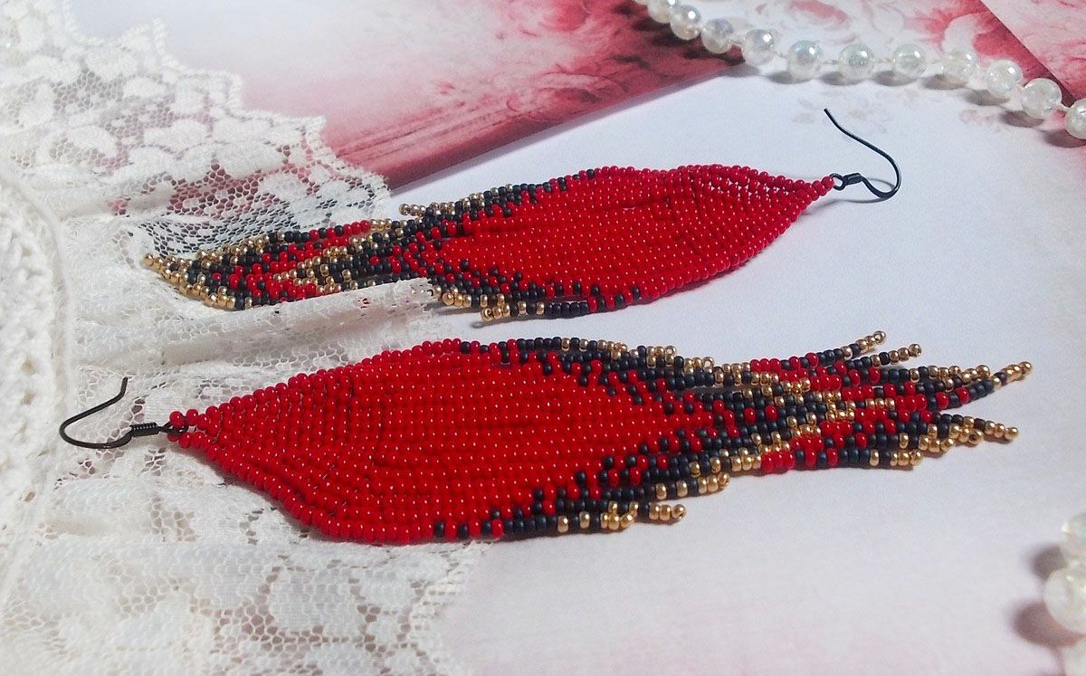 Boucles d'oreilles artisanales en perles rouges, bleues et dorées.