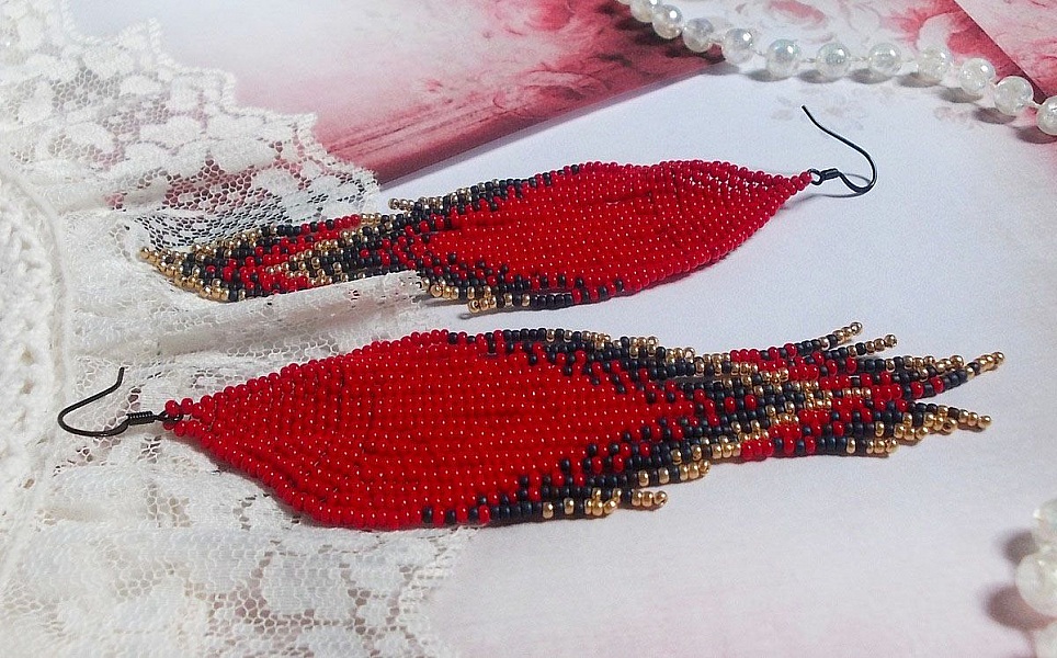 Boucles d'oreilles artisanales en perles rouges, bleues et dorées.