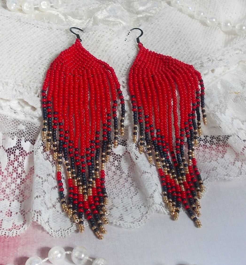 Boucles d'oreilles artisanales en perles rouges, bleues et dorées.