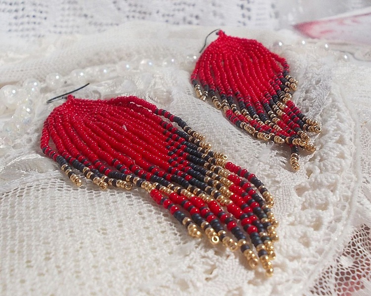 Boucles d'oreilles artisanales en perles rouges, bleues et dorées.