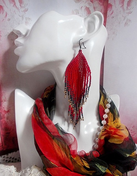 Boucles d'oreilles artisanales en perles rouges, bleues et dorées.