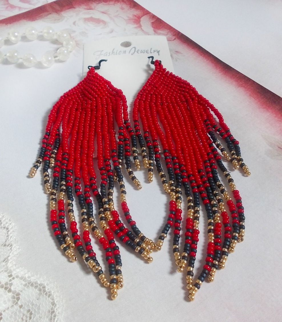Boucles d'oreilles artisanales en perles rouges, bleues et dorées.
