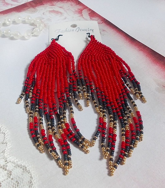 Boucles d'oreilles artisanales en perles rouges, bleues et dorées.