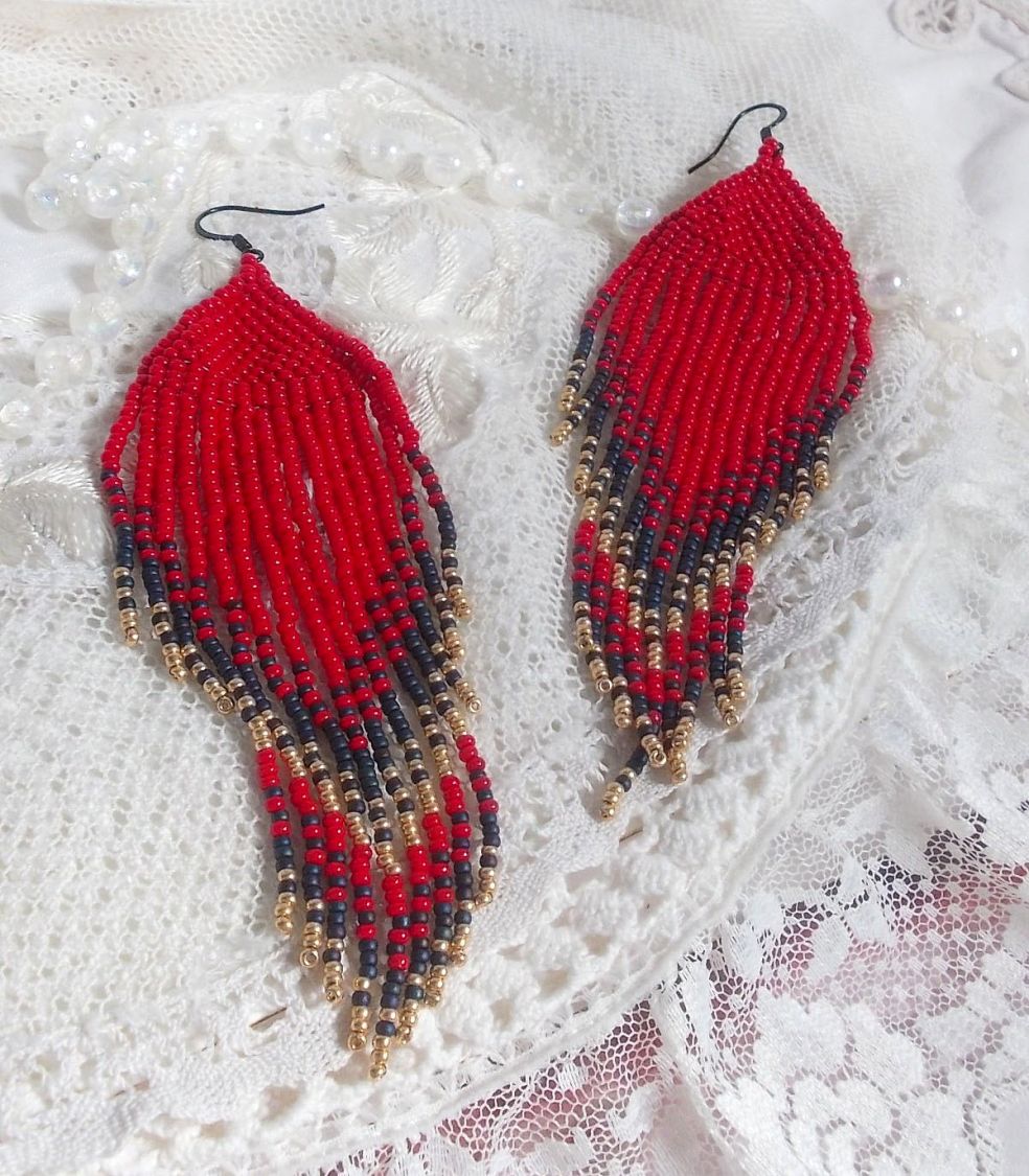 Boucles d'oreilles artisanales en perles rouges, bleues et dorées.