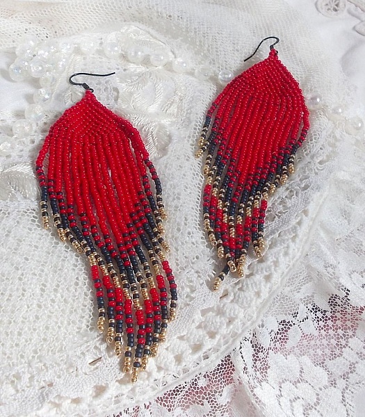 Boucles d'oreilles artisanales en perles rouges, bleues et dorées.