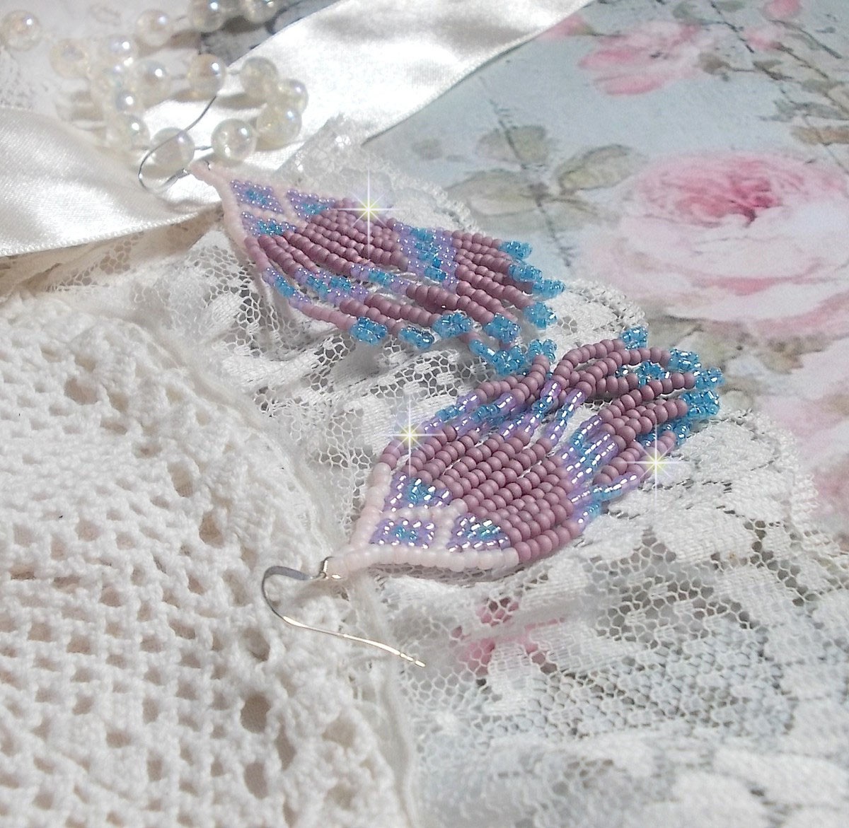 BO Velours de R&ecirc;ves aux rocailles de qualit&eacute; en verre dans les nuances de Lilas, Rose et Bleu. Une belle conception pour un design exceptionnelle. Le tout est mont&eacute; sur des crochets en Argent 925